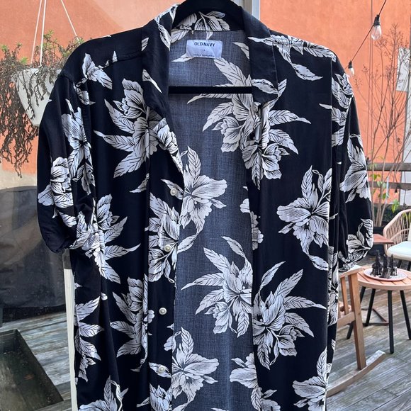 Old Navy Men's Hawaiian Shirt - Black & White Floral Print Short Sleeve - Picture 1 of 5